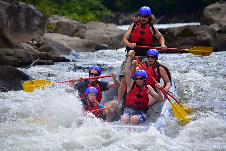 <a href="https://www.tripadvisor.com/AttractionProductReview-g53373-d12724542-Lower_Yough_Pennsylvania_Classic_White_Water_Tour-Ohiopyle_Pennsylvania.html"><b>Ve a conquistar los rápidos</b></a>. En el estado encontrarás muchas experiencias para sumar adrenalina a tu verano en los ríos. En Lower Yough Pennsylvania Classic White Water Tour, por ejemplo, podrás practicar rafting en el Lower Yough para disfrutar de una emocionante experiencia al aire libre en Ohiopyle. Ubicado aproximadamente a una hora al sur de Pittsburgh, el Parque Estatal Ohiopyle alberga el río Youghiogheny, que tiene rápidos de clase 2-4 en este viaje de 7,5 millas.