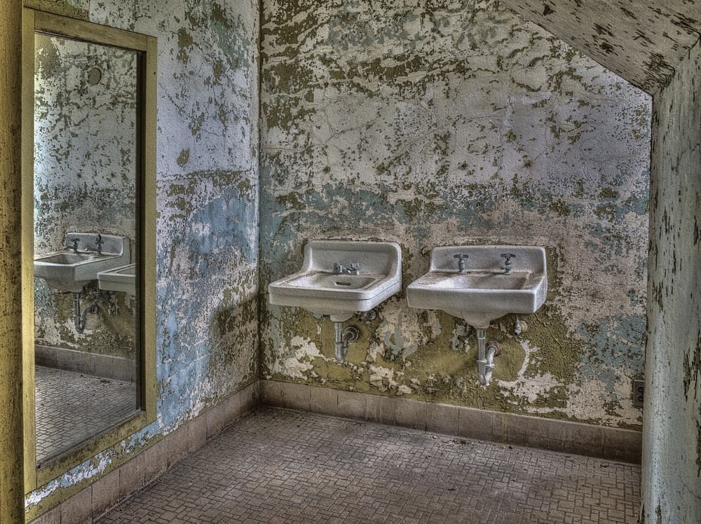 Pronto, comenzaron a aceptar pacientes que no sólo eran enfermos mentales, sino también alcohólicos o hasta delincuentes. En un establecimiento que no tenía cabida a más de 500 o 600 individuos, llegó a tener más de 2 mil, por lo que estaba atestado y no se daban abasto. Pronto las condiciones empeoraron y era todo un sitio de tortura.