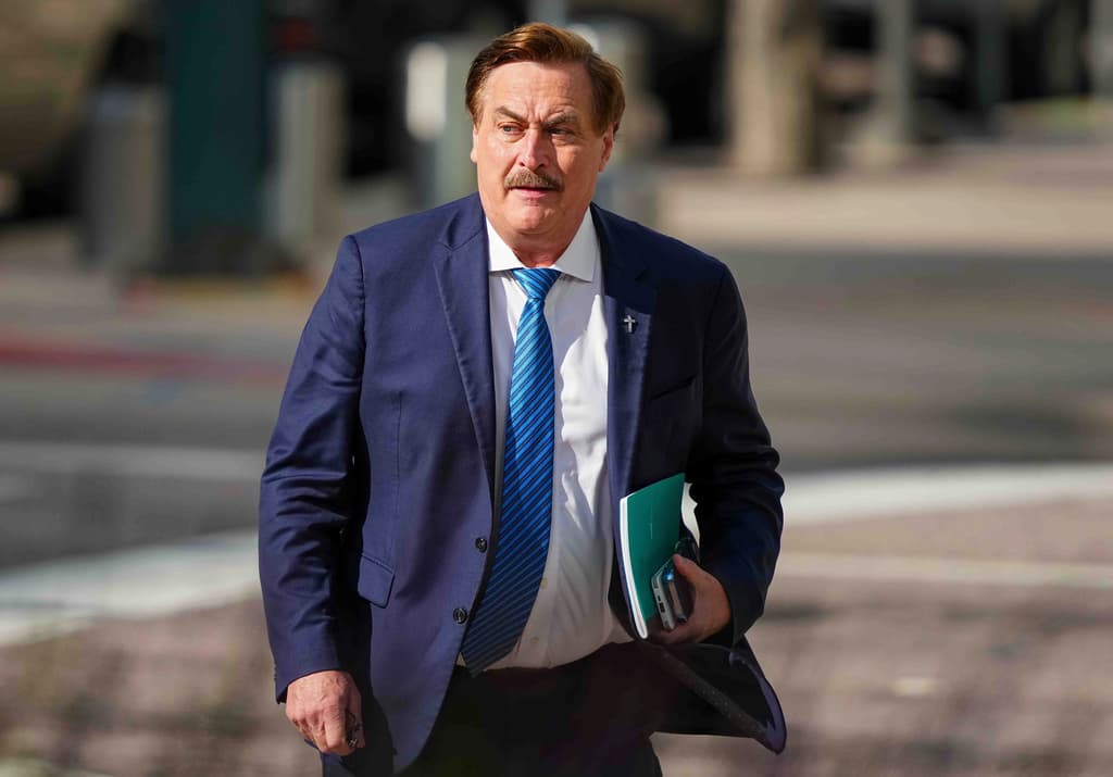 Mike Lindell, el "hombre de las almohadas" y negacionista electoral aliado de Trump, busca la gobernación de Minnesota