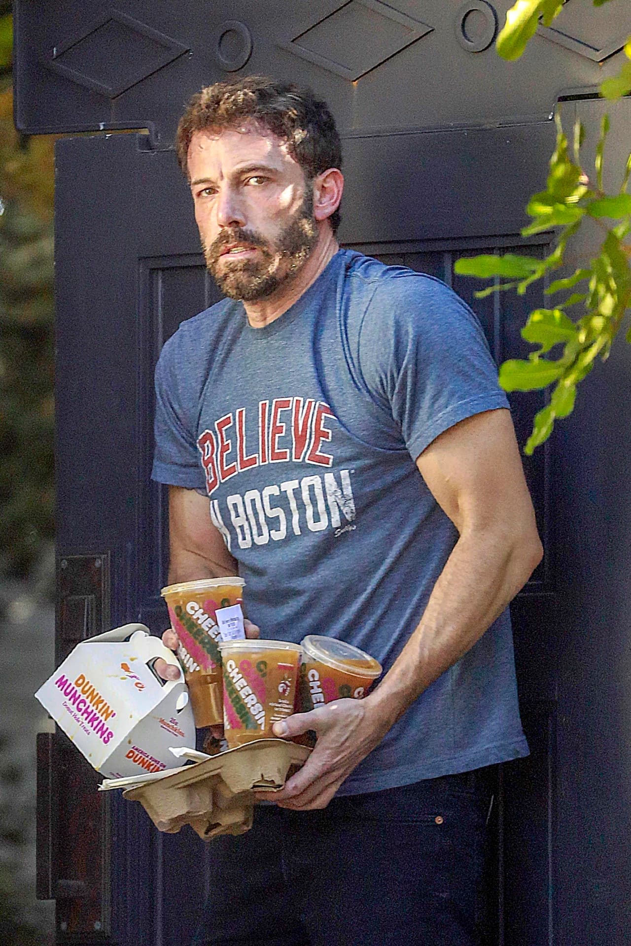 Ben Affleck tras fracasar en su intento por llevar todas las cosas al mismo tiempo al interior de su residencia.