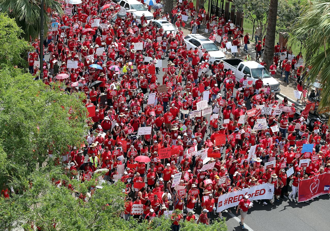 Un fortalecido movimiento #RedForEd tiñó de rojo el centro de Phoenix para pedir mejoras salariales para los maestros de Arizona.