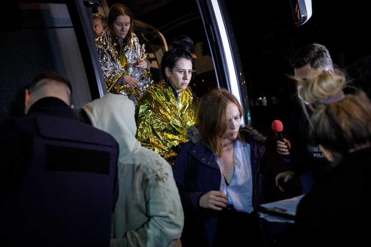 Los sobrevivientes dijeron que varios pasajeros habían salido despedidos por la ventanas del tren debido a la fuerza del impacto. “Había muchos trozos grandes de acero”, dijo Vassilis Polyzos, vecino de la zona y uno de los primeros en llegar al lugar. “Los trenes estaban totalmente destruidos, tanto el de pasajeros como el de mercancías”. Cuando él llegó, explicó, había gente desorientada que salía de los vagones traseros del tren.
<br>