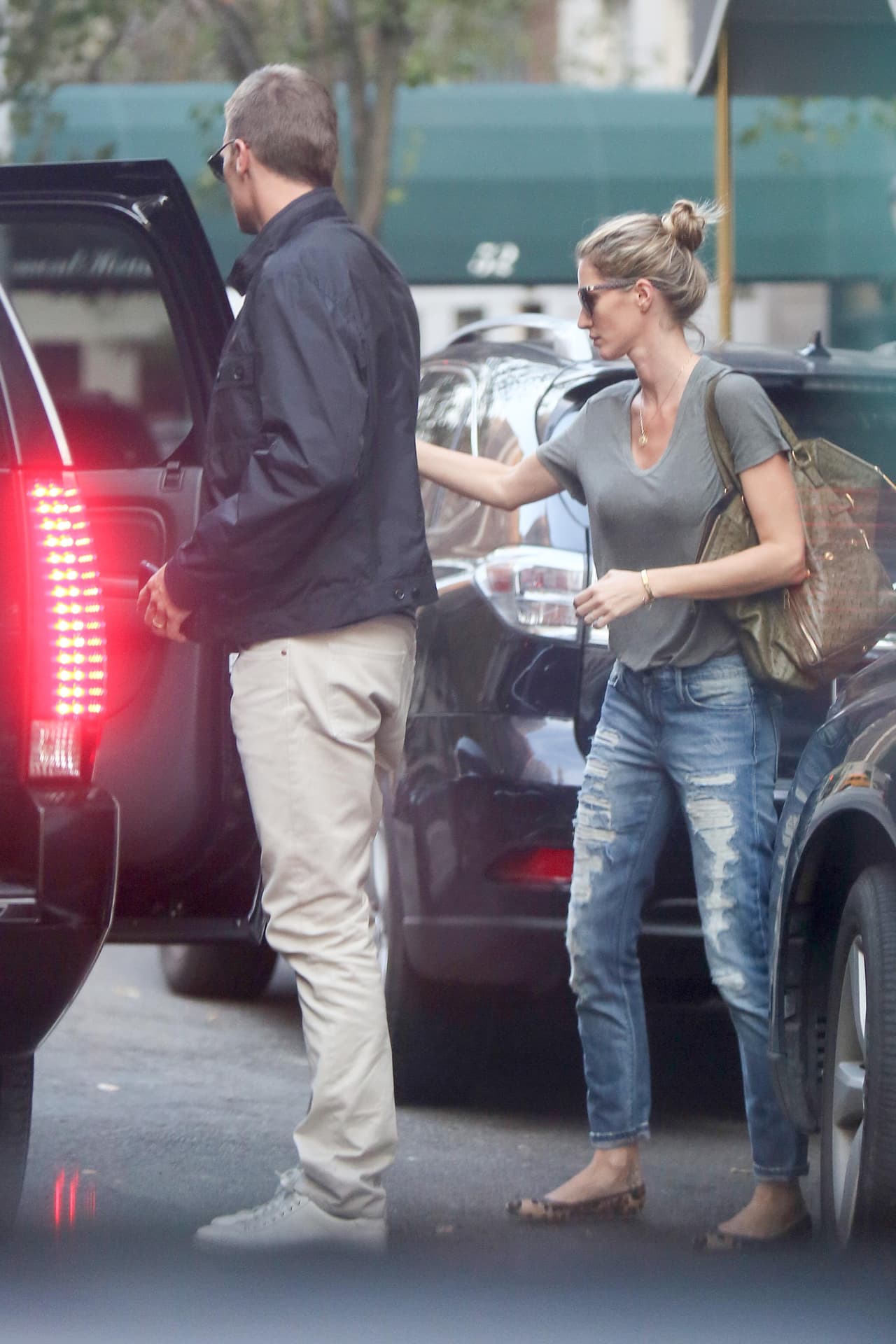 Gisele no se separa de sus lentes de sol.