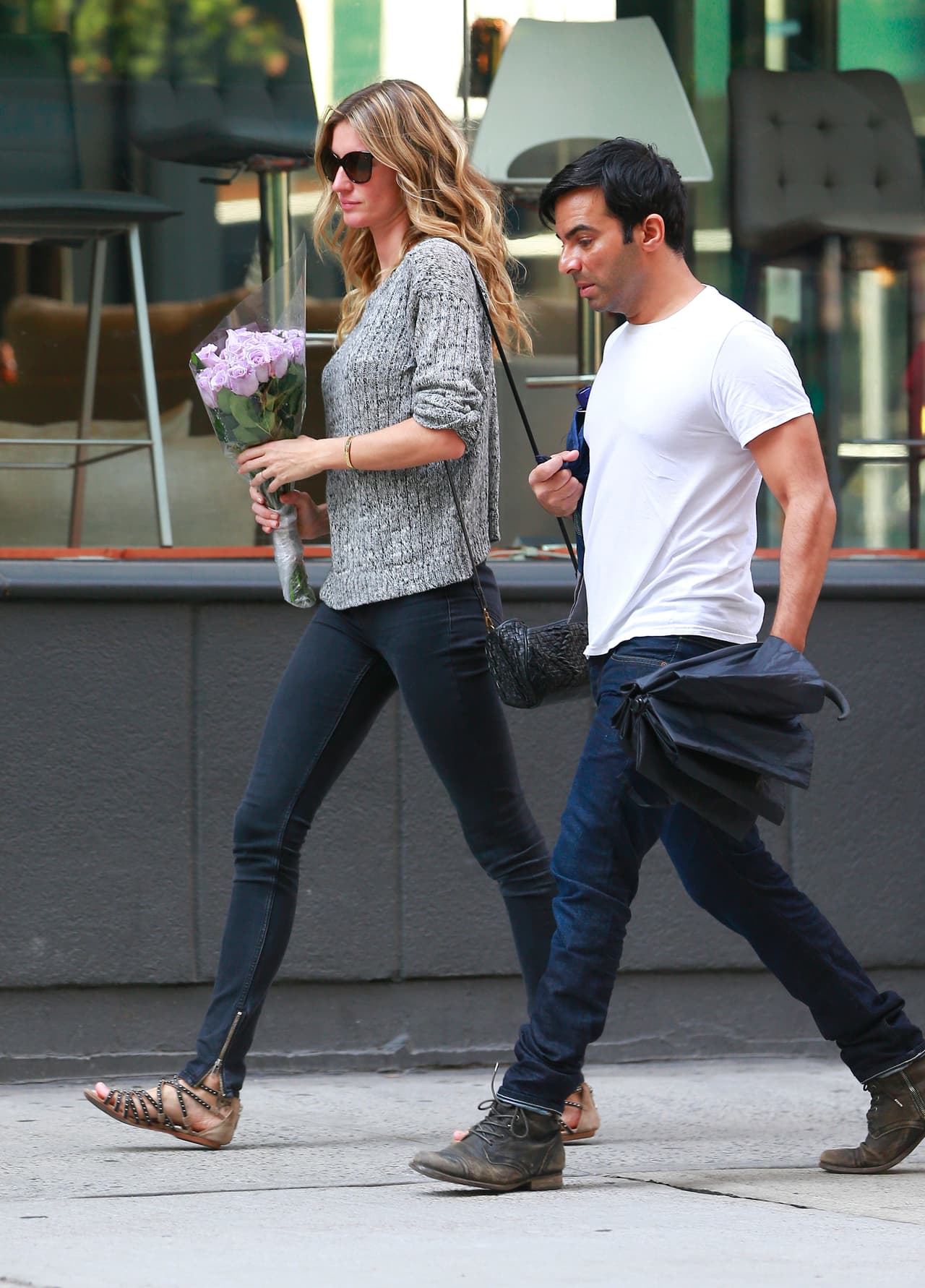 Hacía muchísimo calor y no se quitó el suéter.