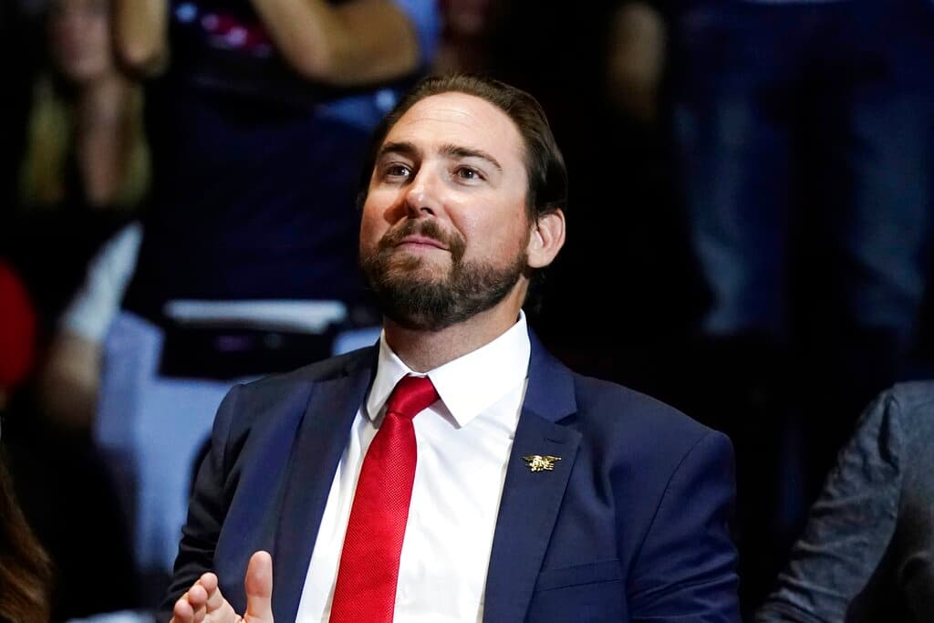 <h3 class="cms-H3-H3">Eli Crane (Arizona)</h3>
<br>
<br>Crane, uno de los dos representantes del grupo que fue elegido por primera vez del en 2022, se alineó rápidamente con los miembros más extremos del Freedom Caucus.