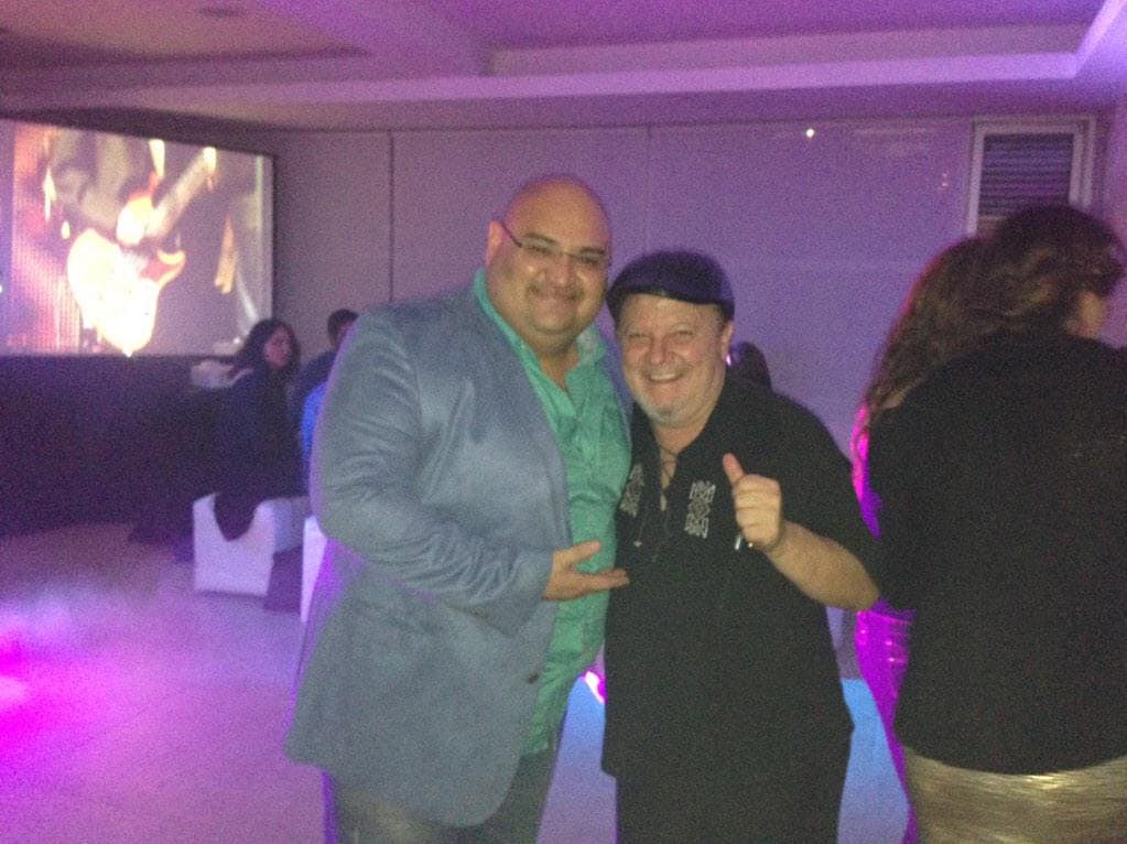 Tras someterse a una serie de estudios, el médico le informó que debían intervenirlo quirúrgicamente lo antes posible: “Era una cosa muy extraña, una bola blanca que iba creciendo como un ‘chipote’, entonces me hacen los estudios y en la tomografía el doctor dice ‘yo ya no puedo hacer esto porque el cáncer está encima del hueso’”.
<br>