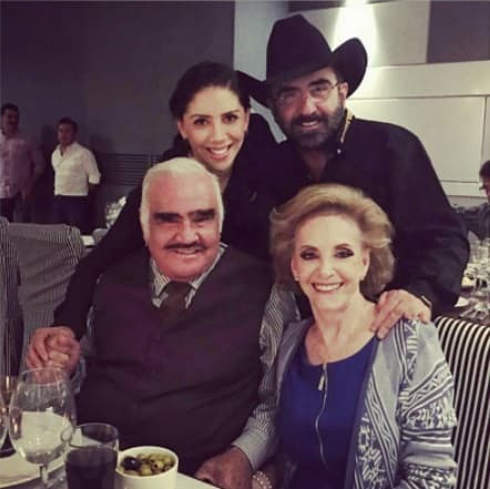 Vicente Fernández Jr, la hizo sentir parte de la familia, y la presentó de inmediato a sus padres, Cuquita y Vicente.