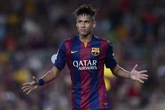 Neymar se dedica a repartir autógrafos en pleno calentamiento