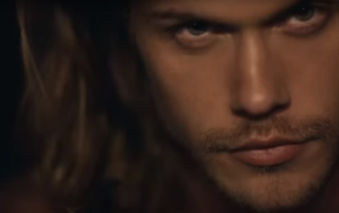 Luego hace acto de aparición el guapo Christopher Mason, quien se nota que disfruta al máximo su papel de dominante 'lover' de 'Sel'.