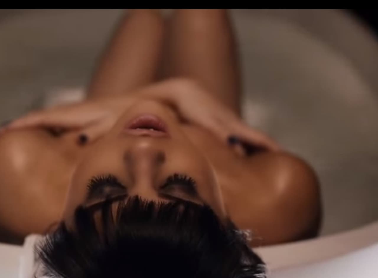 Cada escena del videoclip es sugerente, parece que Selena está decidida a llegar demasiado lejos.