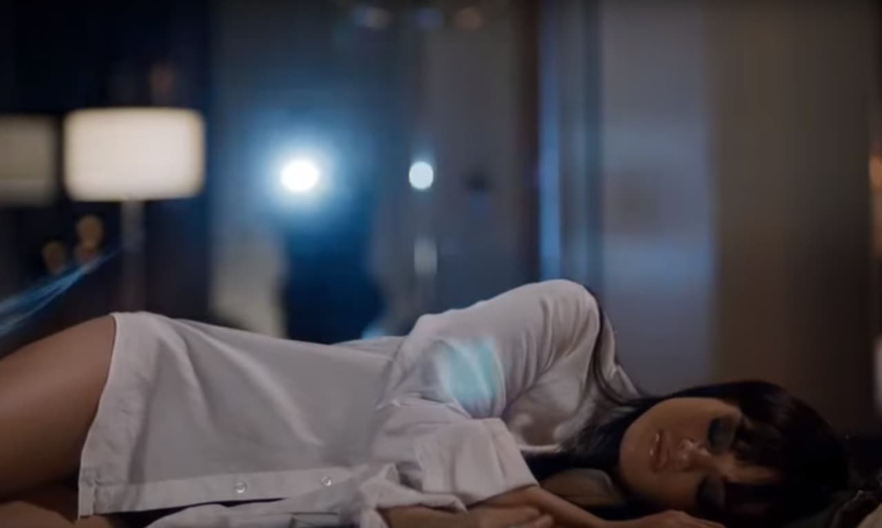 La idea de este videoclip gira en torno a la obsesión por un hombre.