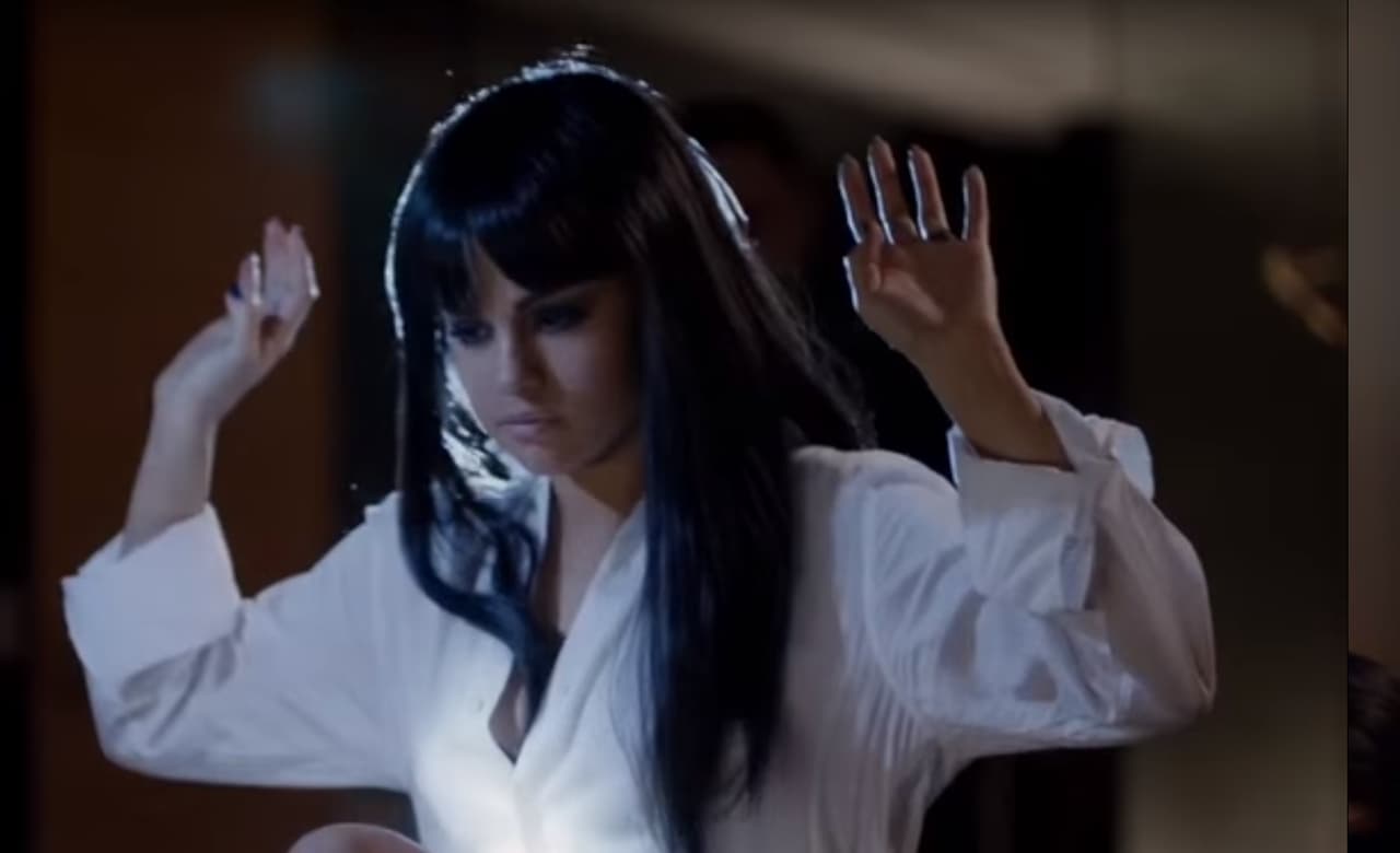 Ella se mete a su casa y la policía llega a detenerla.