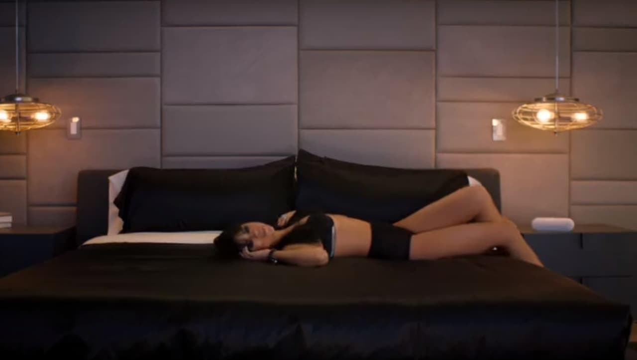 Como cumpliendo una fantasía, Selena se prepara para dejarse llevar por esta sensual aventura.