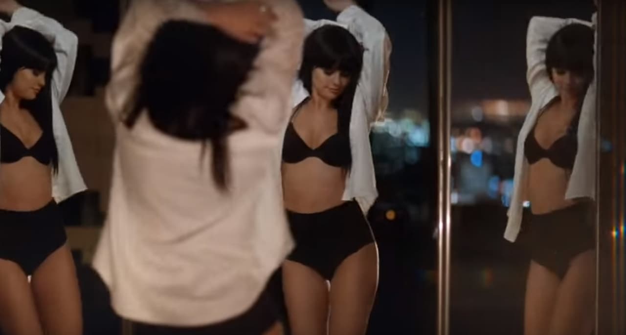 Y los seductores bailes en 'Hands To Myself' tampoco pueden faltar.