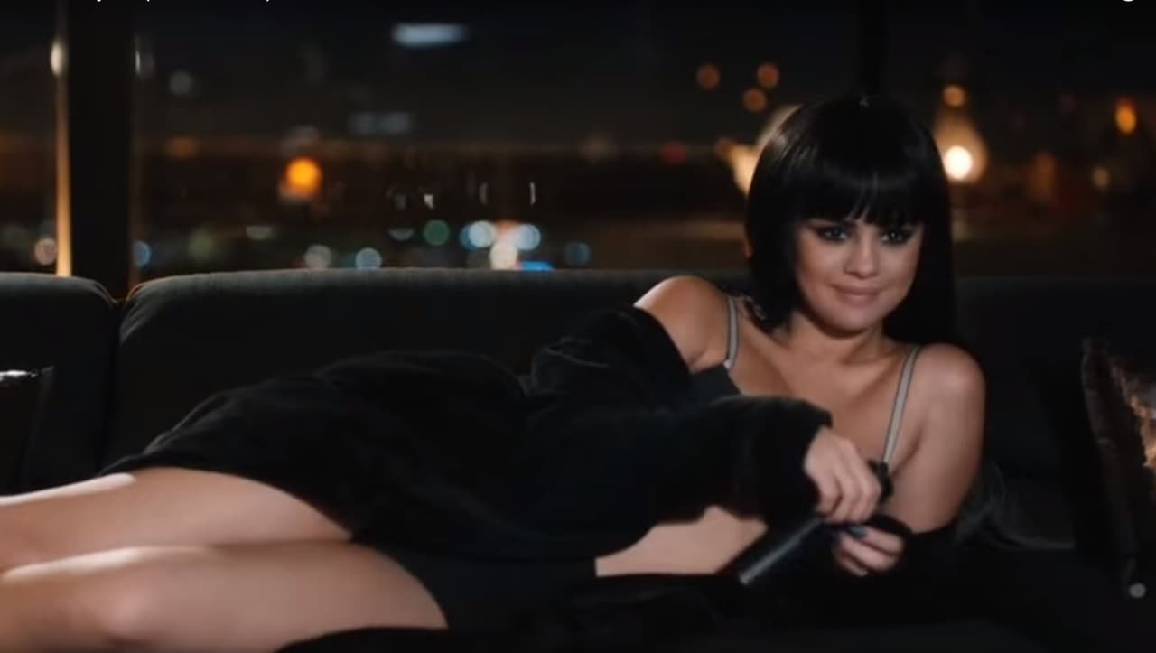 En una de las escenas espera sentada al irresistible galán con el que pasa un momento inolvidable.