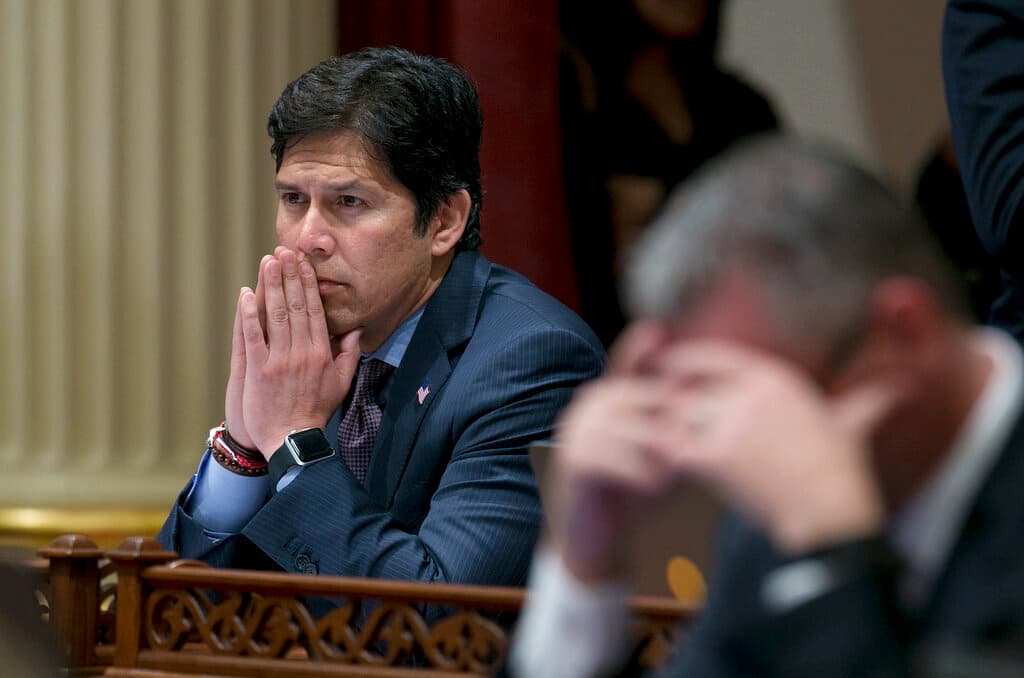 Por su parte, la oficina de Kevin de León envió un comunicado en el que se lee "hubo comentarios hechos en el contexto de esta reunión que son totalmente inapropiados, y lamento parecer que apruebo e incluso contribuyó a ciertos comentarios insensibles hechos sobre un colega y su familia en privado. Me comuniqué con ese colega personalmente". Sin embargo, hasta el momento no se ha pronunciado públicamente.