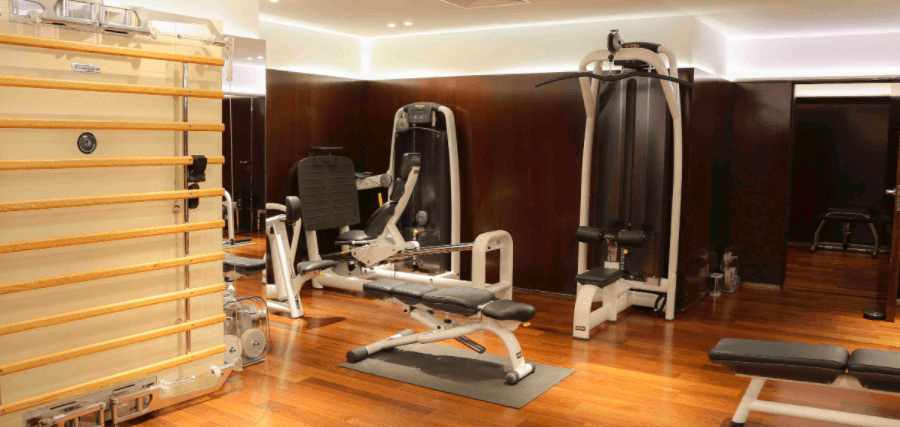 El lujoso hotel de cinco estrellas, Le Royal Monseau, será la casa provisional del astro argentino, pues su salida del Barcelona fue muy repentina. El hotel se encuentra ubicado en 37 Avenue Hoche y fue reformado por el famoso diseñador Philippe Starck. El Parque de los Príncipes se encuentra a tan solo 15 minutos del inmueble.