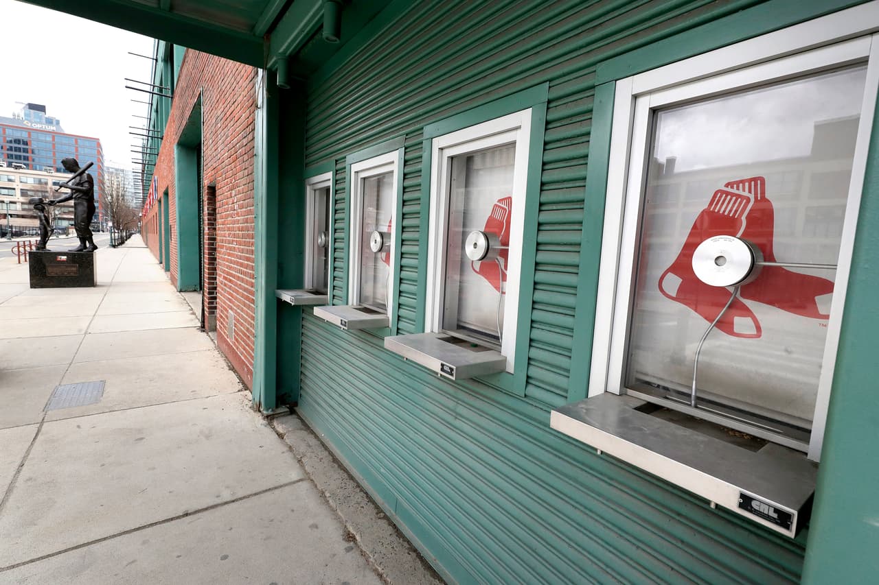 Las ventanas cerradas fuera del Fenway Park.