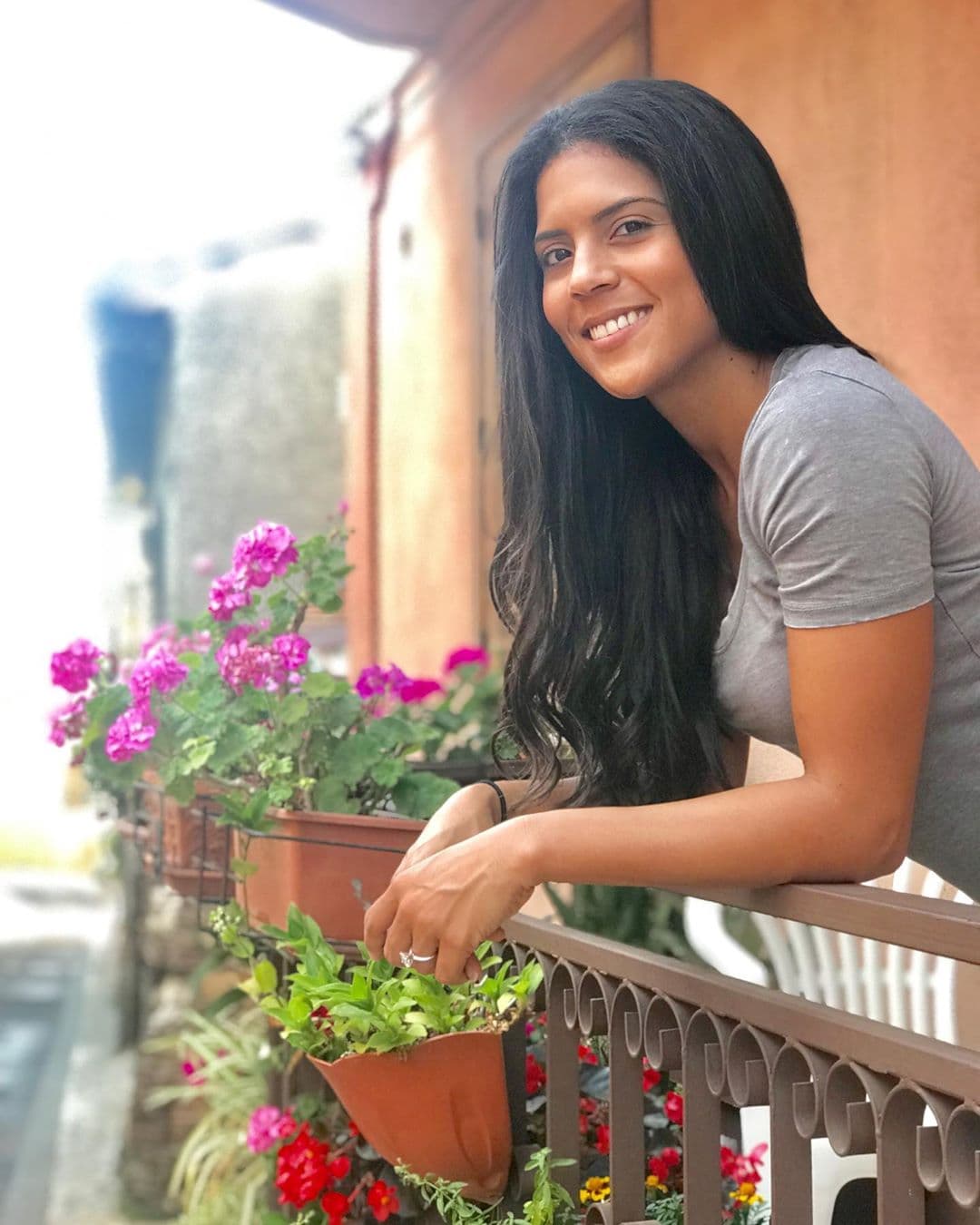 Estar enamorada le ha sentado muy bien, aquí la vemos sin nada de maquillaje contemplando los bellos paisajes de Italia, país del cual es originario su prometido, Francesco Zampogna.