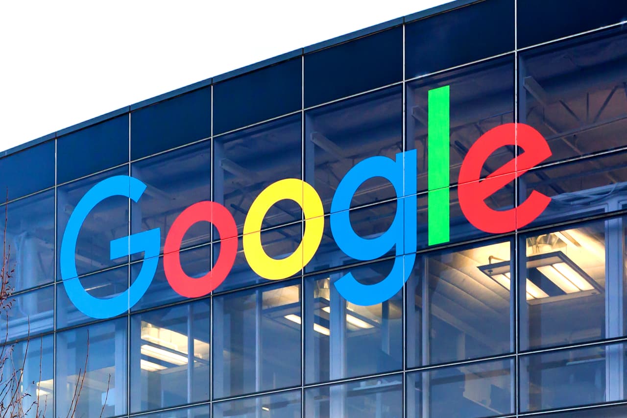 <b>Google</b>
<br>
<br>Cada minuto se realizan 5.7 millones de búsquedas en Google, y en ese mismo período de tiempo la compañía gana 433,014 dólares.
<br>
<br>Domo, una empresa que ofrece un sistema de almacenamiento de datos para negocios,
<a href="https://www.domo.com/blog/what-data-never-sleeps-9-0-proves-about-the-pandemic/"><u>realiza cada año un estudio</u></a> sobre el volumen, la velocidad y la variedad de datos generados y distribuidos a través de Internet.