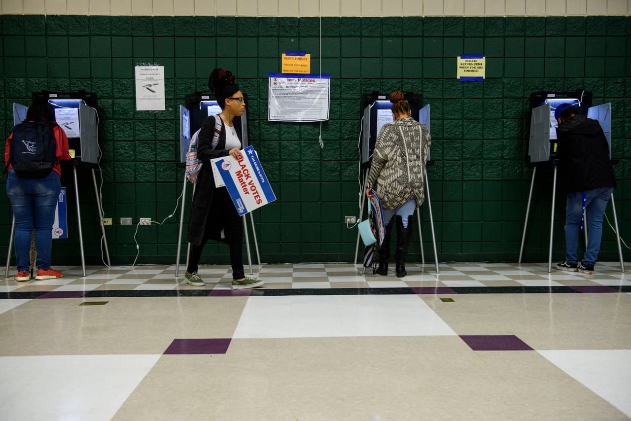 Un grupo de estudiantes en un centro de votación de la Universidad Estatal de Fayetteville, Carolina del Norte. Este estado es el tercero con más delegados en disputa el supermartes, 110 en total. 
<br>