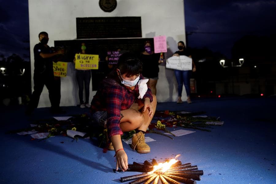 Gabriela Paz, una de las manifestantes presentes en la capital salvadoreña, declaró a la agencia EFE que la muerte de Victoria, quien irónicamente había huido de su país a causa de la violencia,
<b>"es fruto de la militarización de las fronteras"</b> de políticas que "criminalizan el acto de la migración".