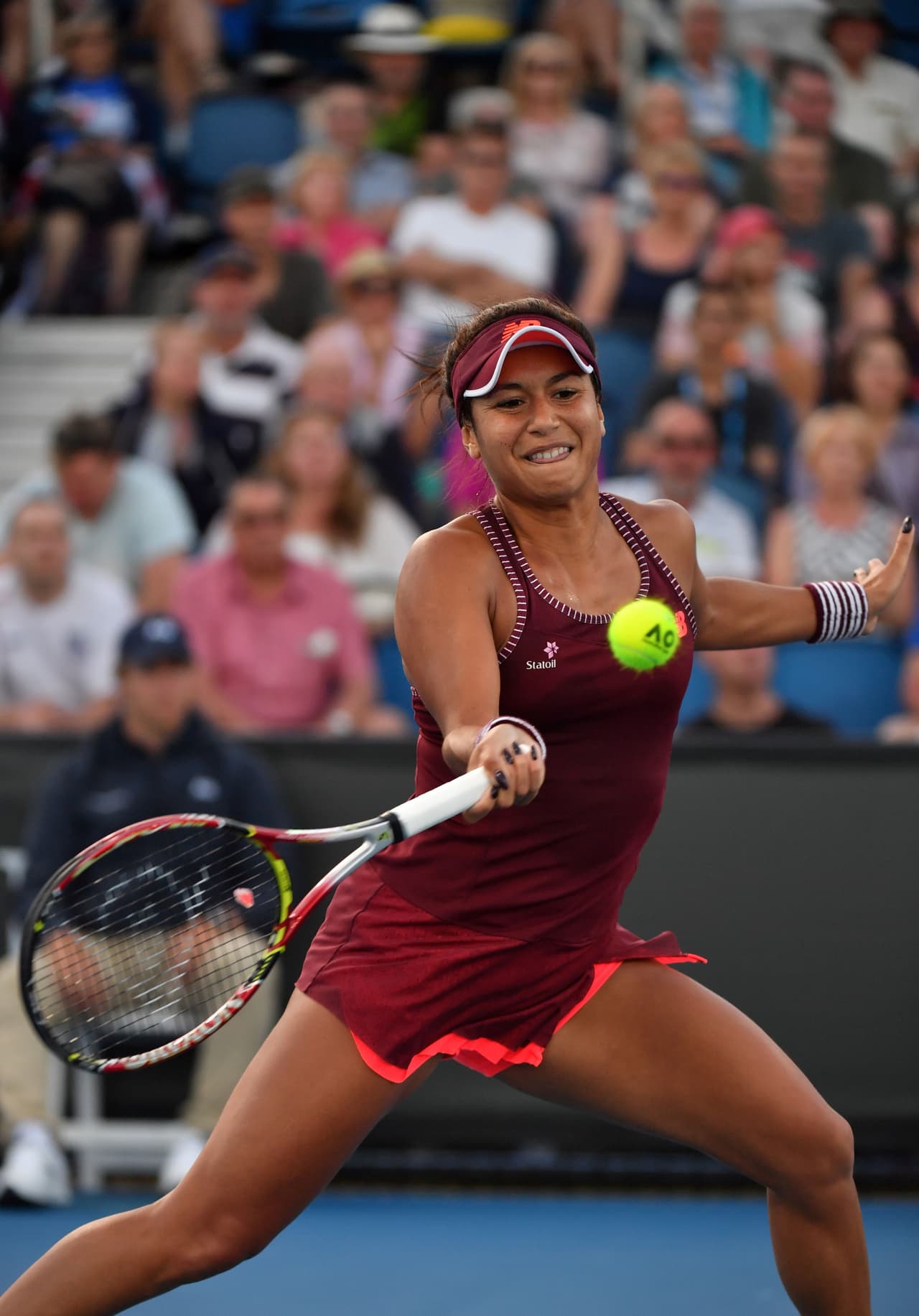 La británica Heather Watson, eliminada en primera ronda, no tiene la presencia física de una europea, pero su cuerpo atlético de piel canela y su bello rostro hacen que no pase desapercibida.