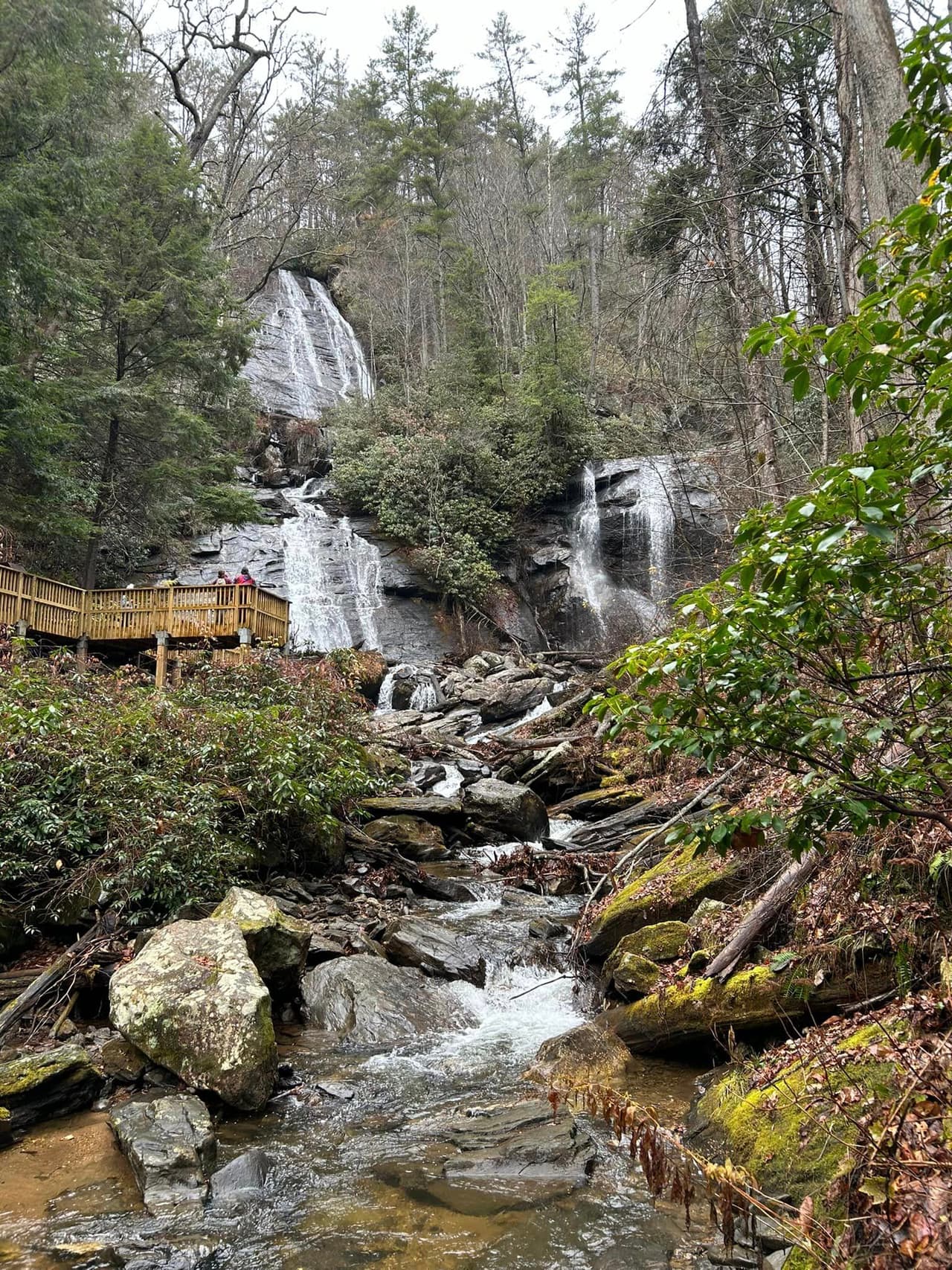 Su proximidad a Helen y al Parque Estatal Unicoi las convierten en una de las cascadas más populares de Georgia y de la región.