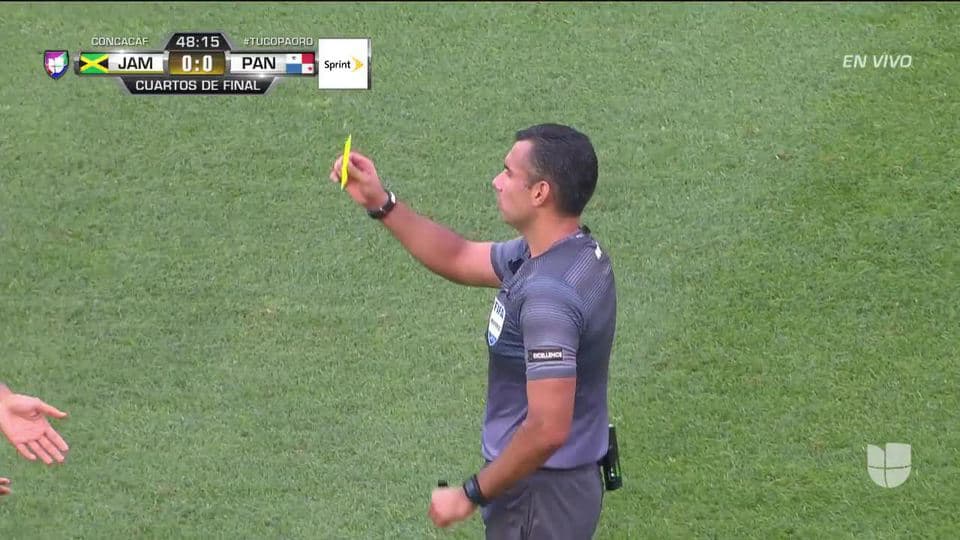 Tarjeta amarilla. El árbitro amonesta a Michael Hector de Jamaica
