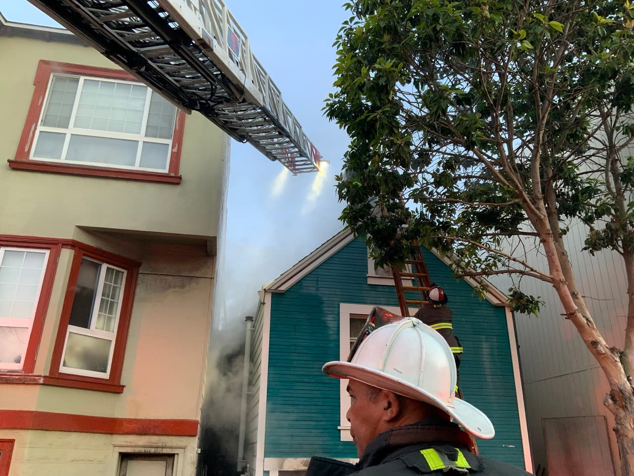 Se enviaron al menos 
<b>ocho equipos de bomberos para sofocar las llamas,</b> las cuales también parecían haberse extendido a una casa cercana.