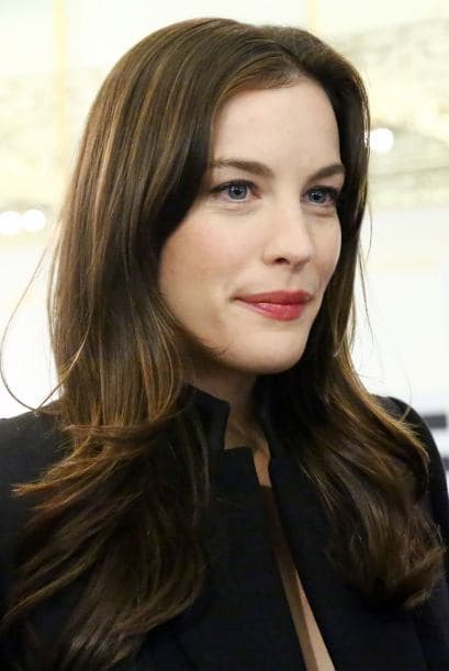 El objetivo del corte y del peinado para el tipo de rostro alargado, debe de ser evitar añadir longitud. Por eso, Fax propone optar por looks con movimiento y con mechas que enmarquen la cara, tal como el de Liv Tyler.