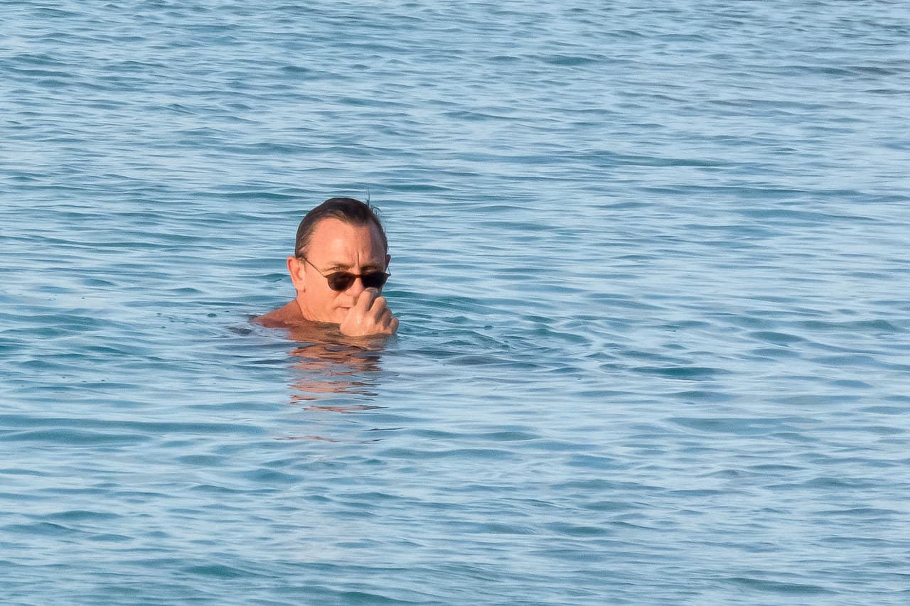 El actor se lanzó a nadar algunos metros mar adentro.