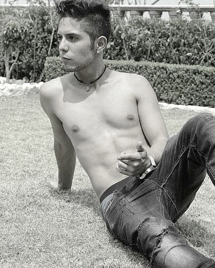 Alex ya tiene 19 años y sus últimas actuaciones las hizo en la series 'Hasta que te conocí' (2013) y 'Como dice el dicho' (2017). Además, canta reggaeton y lanzó su sencillo 'Vete ya' en julio de 2018 a través de YouTube.