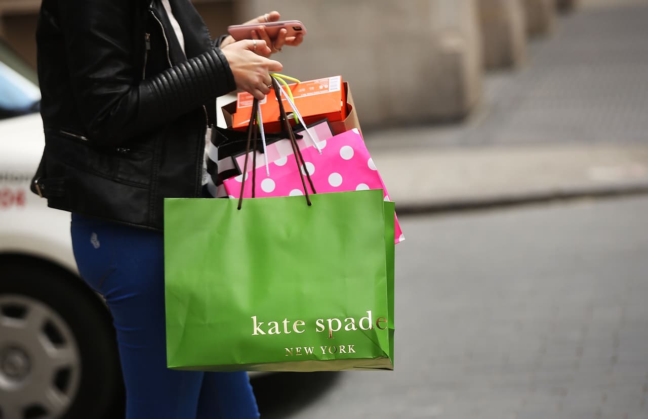 En mayo de 2017, la compañía Kate Spade fue comprada por el grupo Coach por la suma de 2,400 millones de dólares, una apuesta por justamente lograr lo que Kate Spade, la diseñadora, creó en los 90, un diálogo directo con las más jóvenes generaciones.