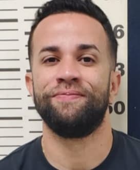 Jan Carlos De Jesús Pagán, estaba comprando drogas en el apartamento al momento del allanamiento.