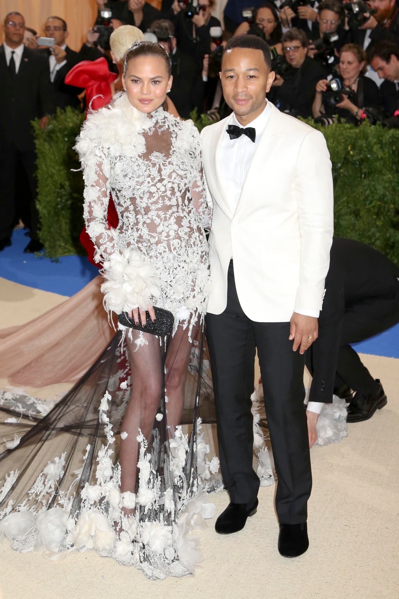 El cantante John Legend y su esposa Chrissy Teigen llegaron combinando en atuendos blanco y negro.