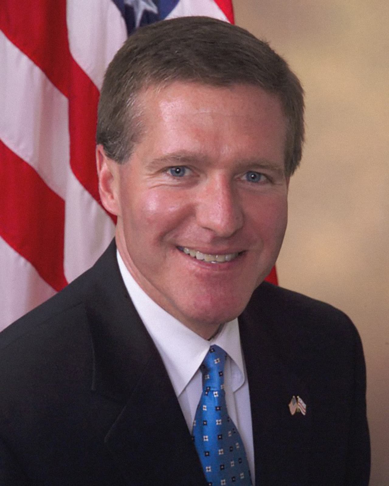 <b>KEN WAINSTEIN</b>. Es el exjefe de la División de Seguridad Nacional del Departamento de Justicia y luego 
<b>consejero de Seguridad Nacional del expresidente <a href="http://www.univision.com/temas/george-w-bush" target="_blank">George W. Bush</a></b>. Wainstein tiene experiencia en el FBI también ya que trabajó como consejero general y jefe de personal para el exdirector del buró, Robert Mueller.
<br>