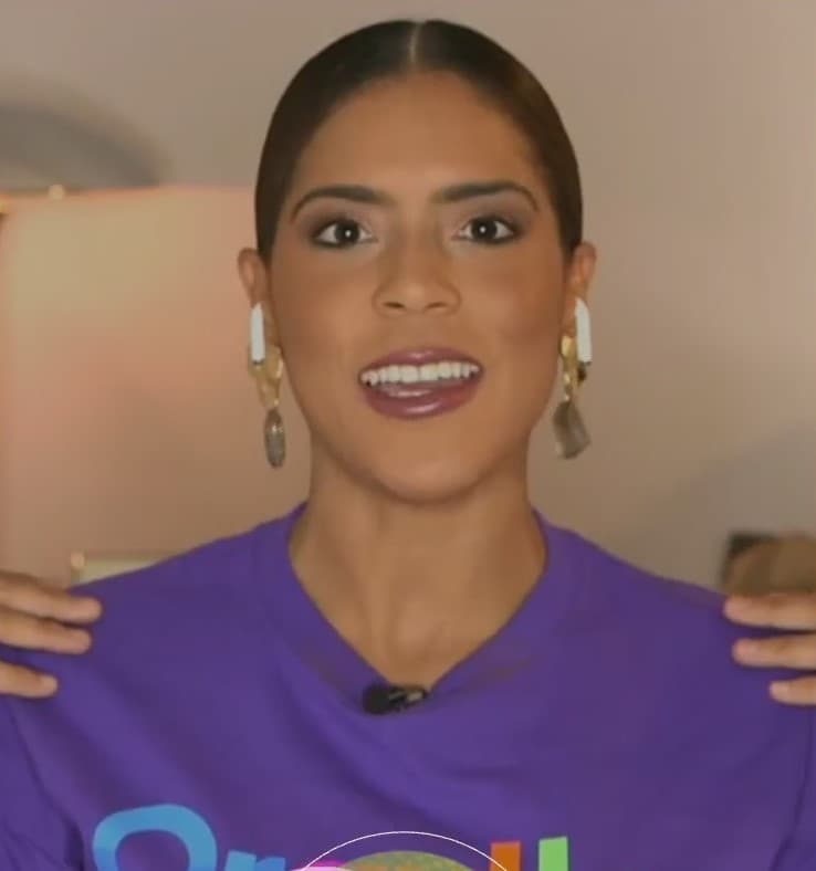 Francisca también se unió a la causa y desde su hogar lució la distintiva playera de 'orgullo pride'.