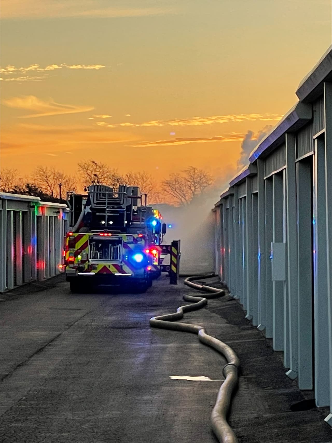Bomberos estuvieron en la escena apagando el fuego aproximadamente una hora.