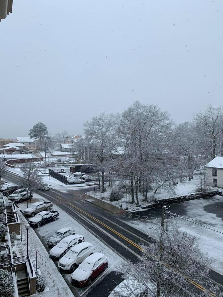 Ciudades como Lawrenceville, Duluth, Alpharetta, Roswell, Suwanee, Kennesaw registraron varias pulgadas de nieves.