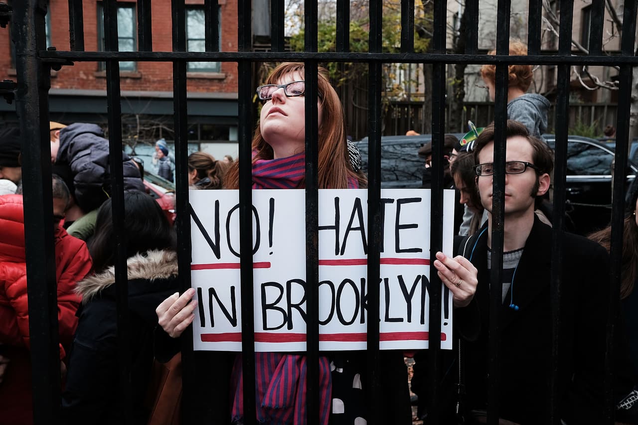 Esvásticas y gritos de 'Construyan el muro': estos son los incidentes de odio que los profesores de EEUU están denunciando