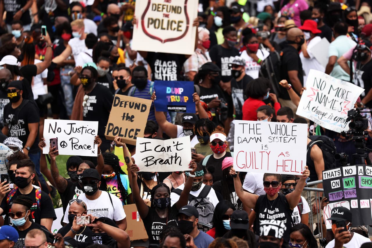 “Todo el sistema es culpable” y “no puedo respirar”, algunos de los mensajes vistos en la manifestación.