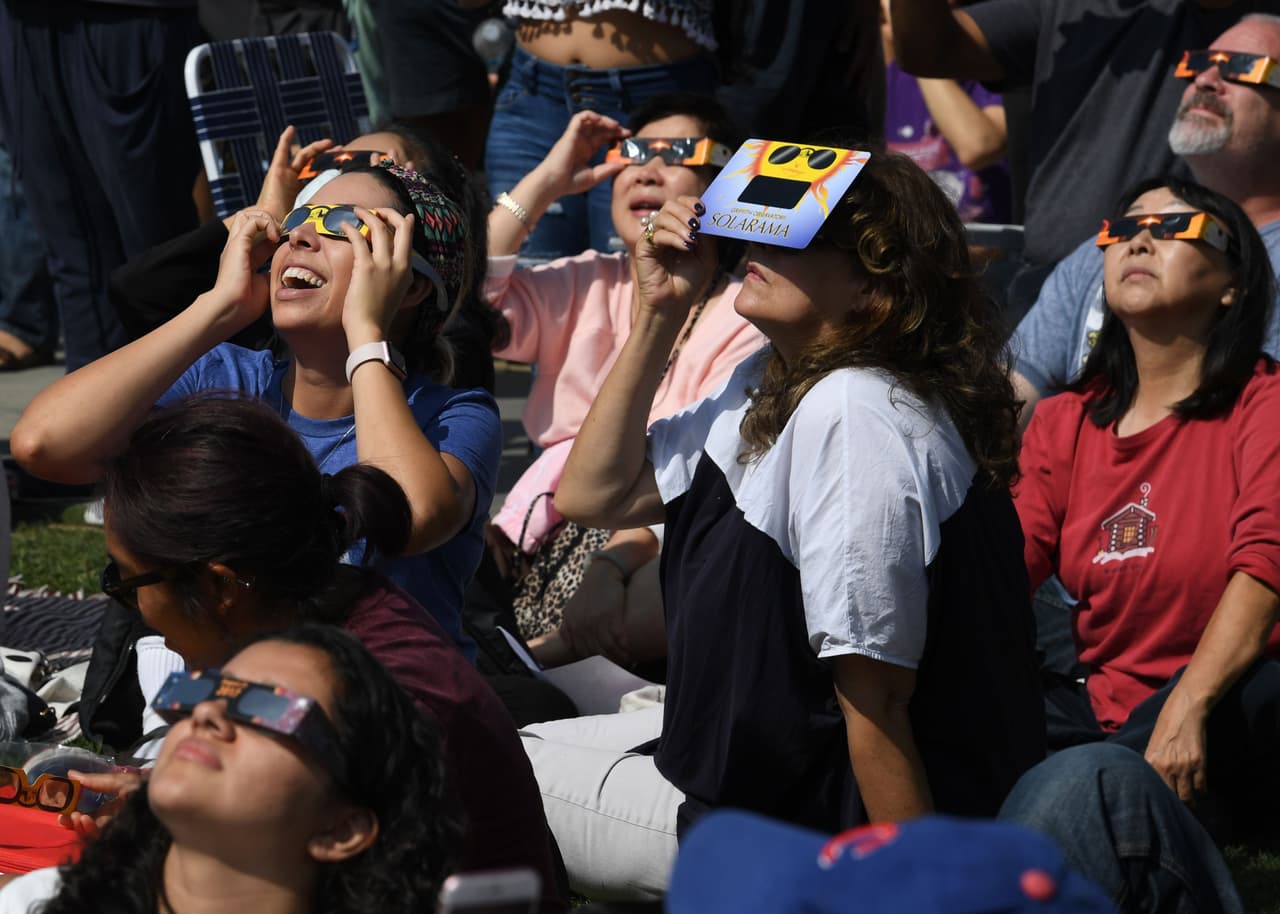 Las personas en el Observatorio Griffith compartieron en el césped un evento que no se repetirá hasta 2024.