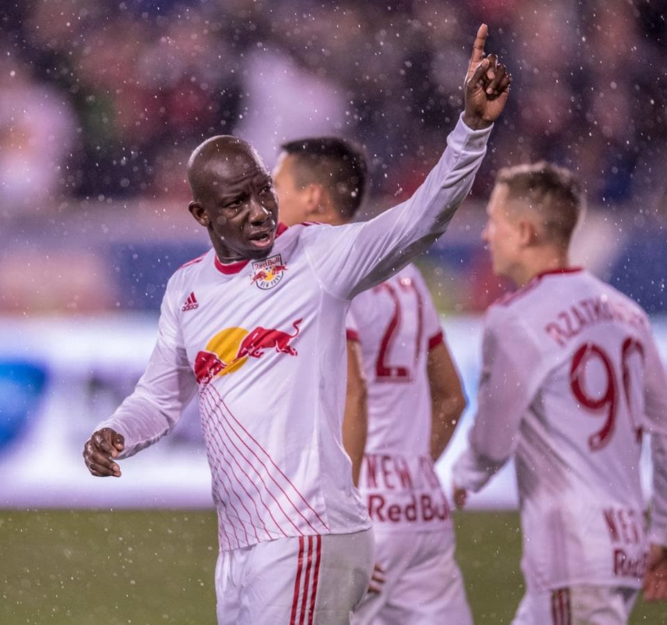 Los dos goles de Bradley Wright-Phillips dejaron a los Red Bulls cerca de las semifinales.