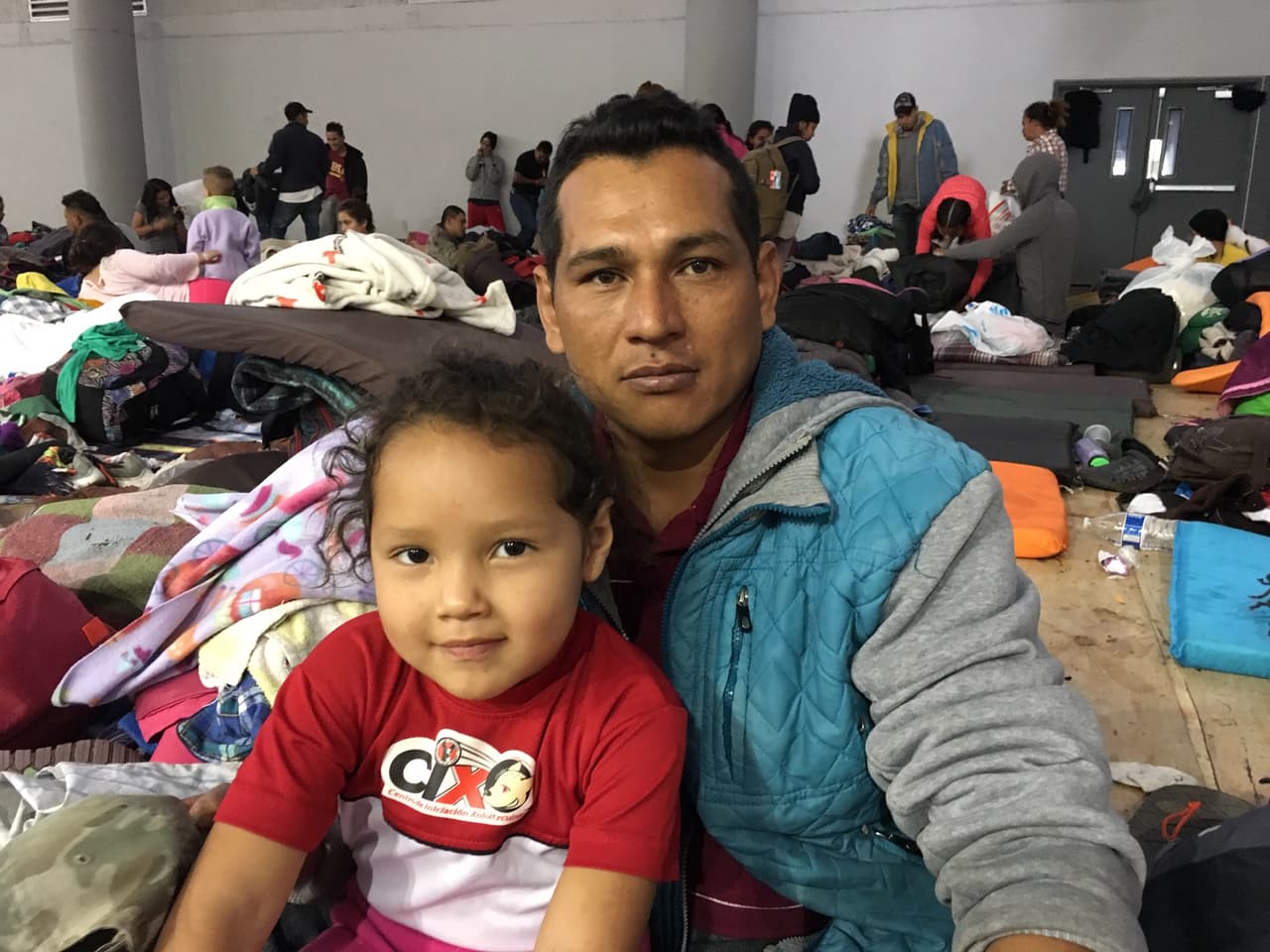 <b>El padre y su hija de 4 años.</b> Antes de integrarse al éxodo de migrantes centroamericanos, Marvella, de 4 años, lloró para que su padre, Carlos Vázquez, la llevara. Los dos emprendieron un periplo de más de un mes y ahora han quedado varados en la ciudad fronteriza de Tijuana. "Yo quisiera encontrar un trabajo y dejarla en una guardería", dice Vázquez, un hondureño de 34 años. "Ella se quiso venir conmigo, me dio lástima dejarla. No me arrepiento. Es mi hija y la tengo que cuidar", explica.