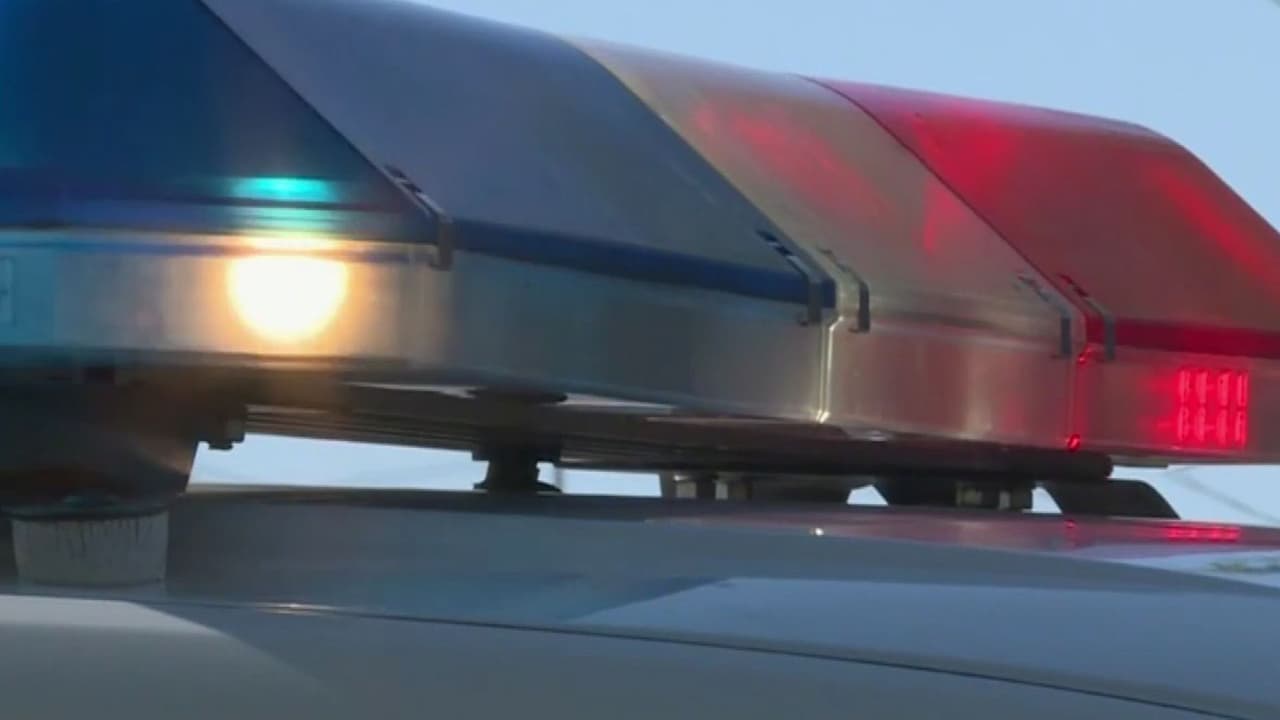 Dos expolicías de Phoenix son arrestados y acusados por agredir a dos personas en parada de tráfico