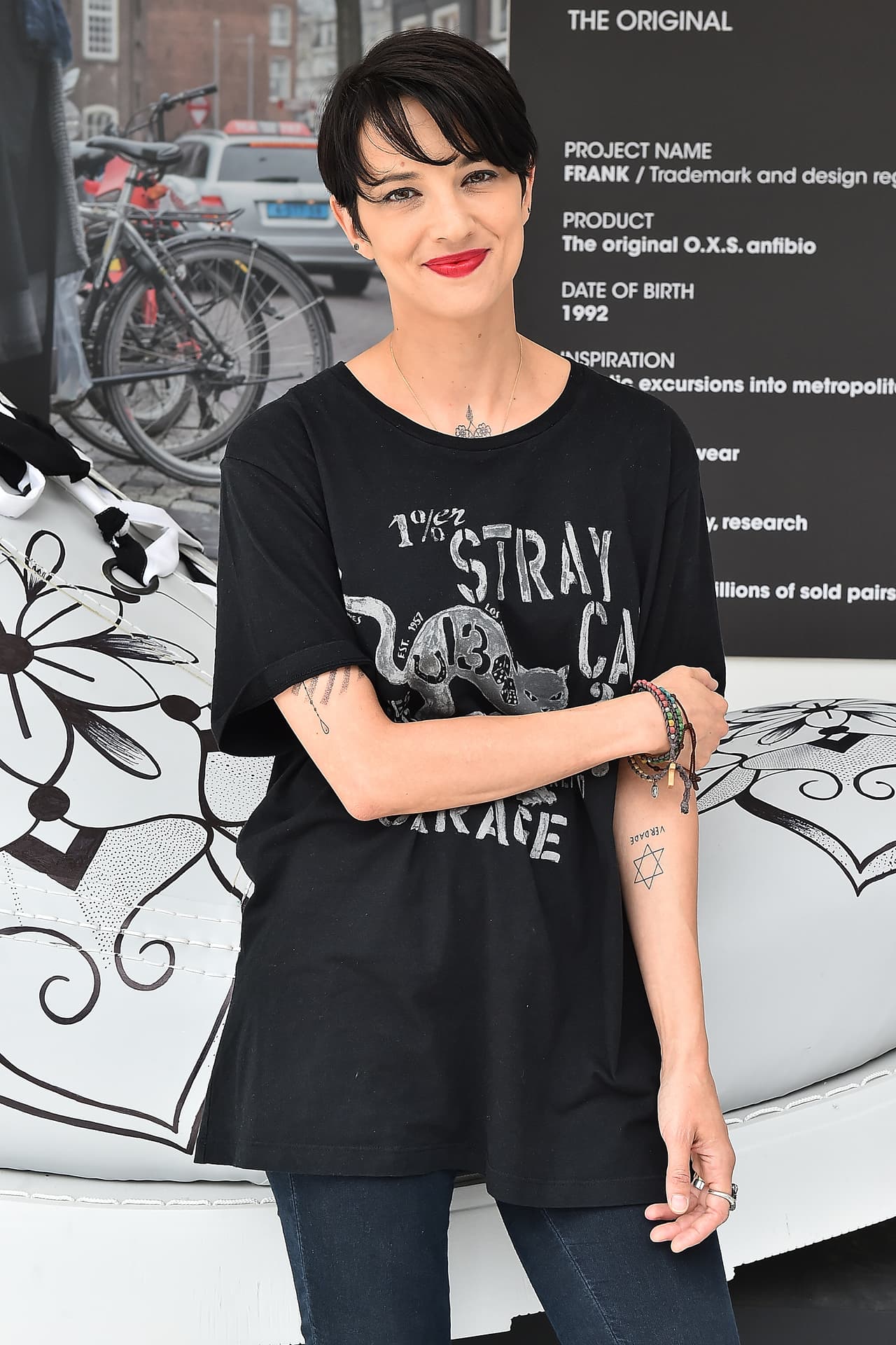 <b>La actriz italiana Asia Argento</b> dijo a The New Yorker que fue invitada a la habitación de Weinstein en un hotel de la rivera francesa donde supuestamente había una fiesta. Pero Weinstein estaba solo, en albornoz y con una botella de loción. Argento aceptó a regañadientes dar un masaje al productor. Él le quitó la falda, forzó sus piernas, y
<b>le chupó el sexo, mientras la actriz le pedía repetidamente que parara</b>. "Me aterrorizó, y él era tan grande", dijo. "No se detenía. Fue una pesadilla." En algún momento, Argento dejó de decir no y fingió placer, porque pensó que era la única manera en que el asalto terminara.