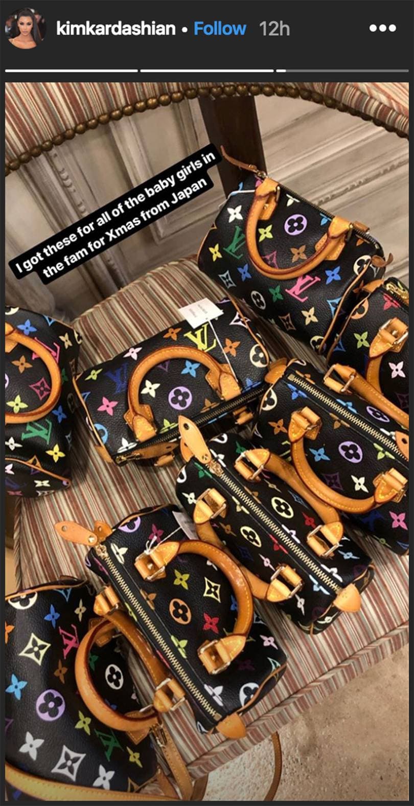 No se puede olvidar aquella famosa imagen en la que la niña de 5 años luce una bolsa Louis Vuitton de 600 dólares que la pequeña recibió como regalo en diciembre.
<br>