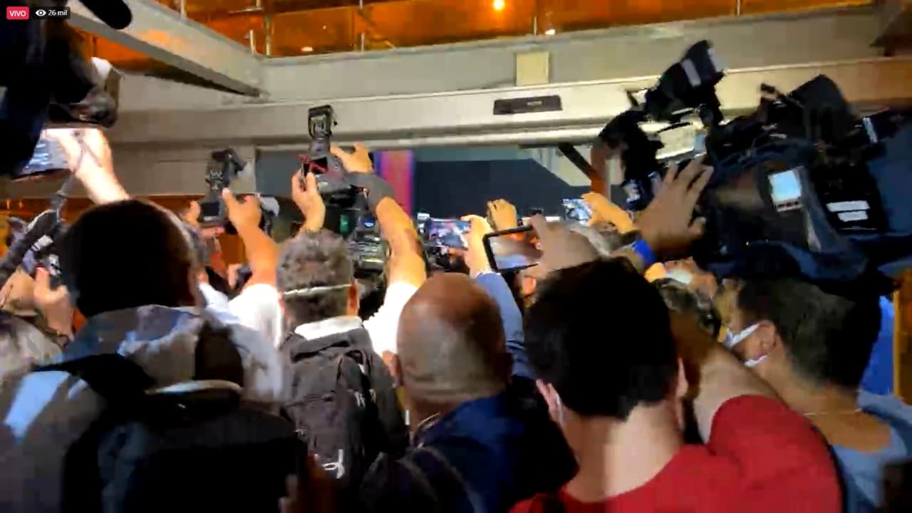 Multitudes de afionadios de Tigres acuideron al Aeropuerto Internacional de Monterrey a recibir al nuevo fichaje estrella del club.