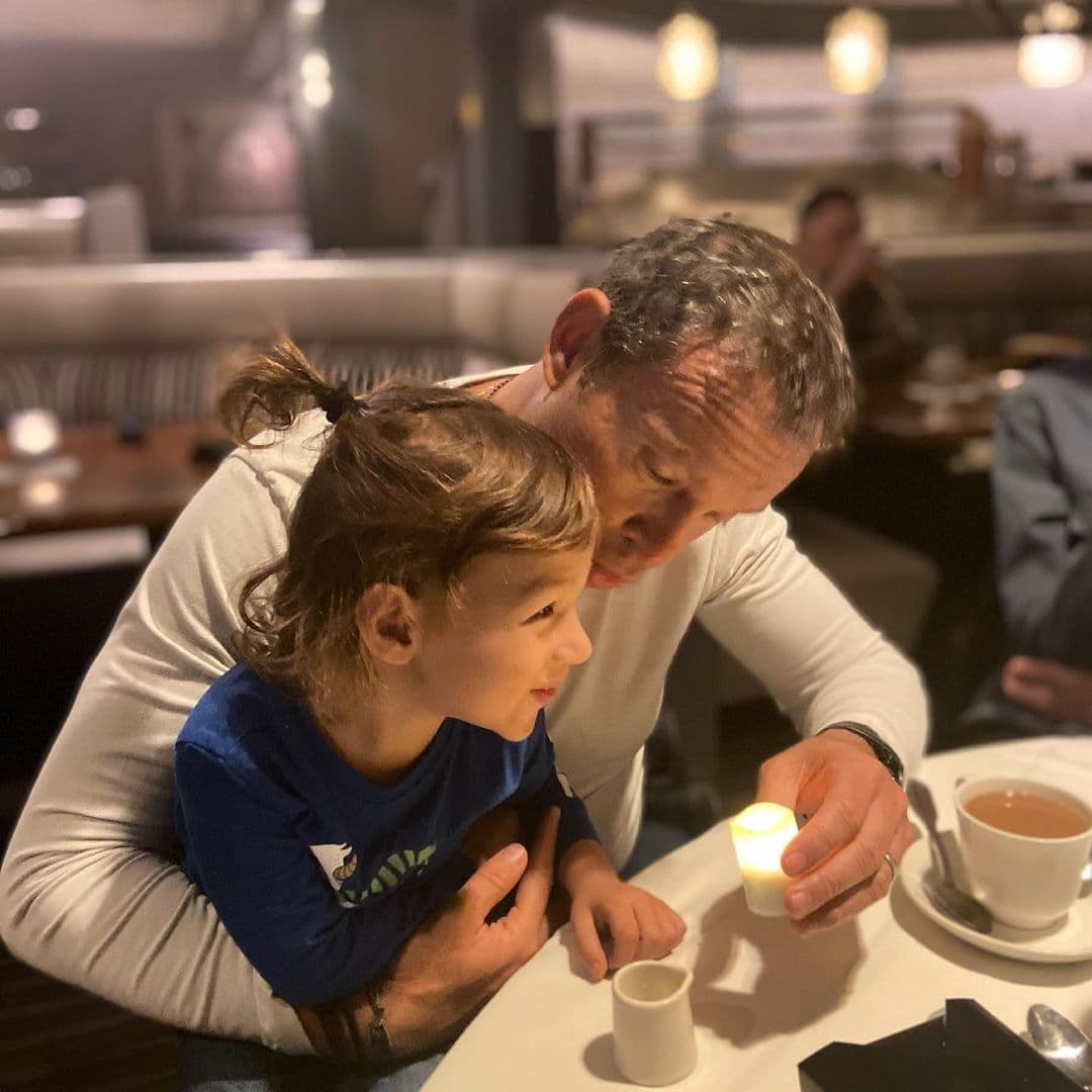 "El más cool", dice Alan Tacher del hombrecito que lo hizo regresar al mundo de los pañales y los biberones.